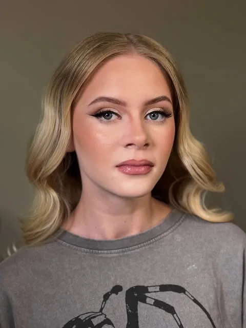 Make-up s linkou a svetlé vlnité vlasy