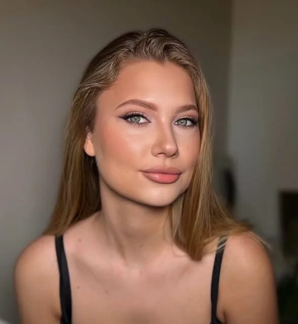 Make-up s jemnou linkou, dlhé hnedé vlasy