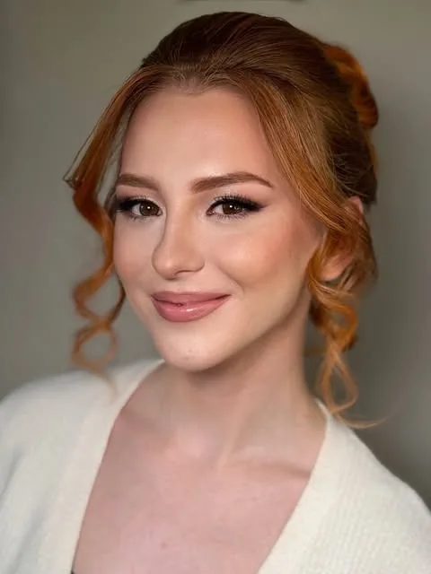 Spoločenský účes a make-up, medené vlasy vypnuté nahor